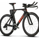BMC-TIMEMACHINE-EIN-TRIATHLON-FAHRRAD-SRAM-FORCE-ETAP-AXS-12S-700-MM-CARBON-GRAU-ROT-2021-1.jpg