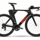 BMC-TIMEMACHINE-EIN-TRIATHLON-FAHRRAD-SRAM-FORCE-ETAP-AXS-12S-700-MM-CARBON-GRAU-ROT-2021.jpg